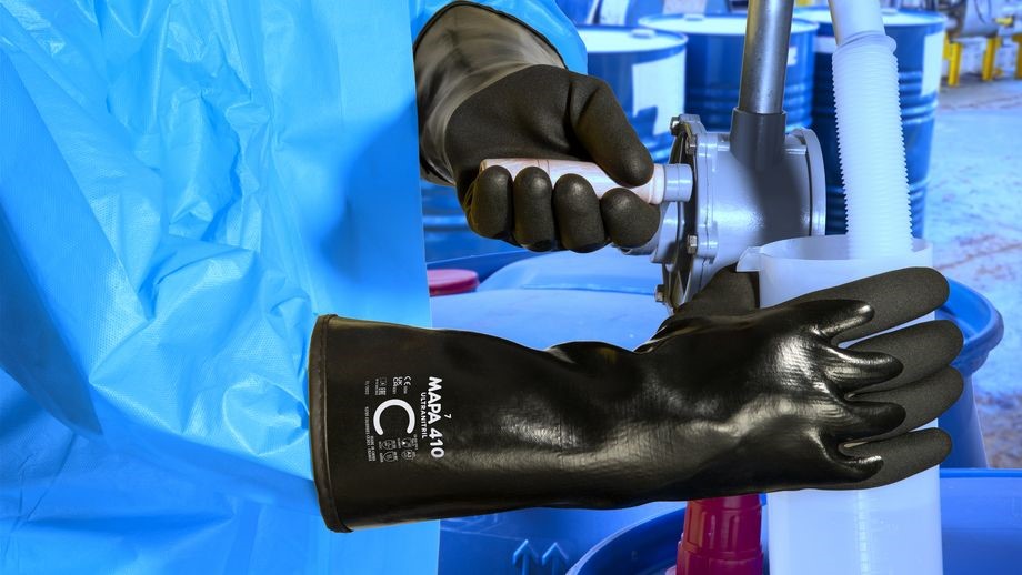 چگونه دستکش مقاوم شیمیایی مناسب انتخاب کنیم؟